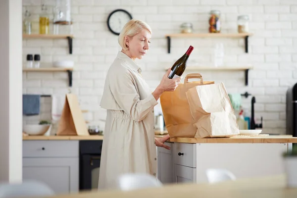 Allvarlig Mogen Dam Med Kort Blont Hår Står Köks Bänken — Stockfoto