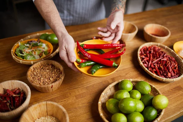 Primer Plano Del Chef Profesional Sosteniendo Chiles Especias Mientras Cocina — Foto de Stock
