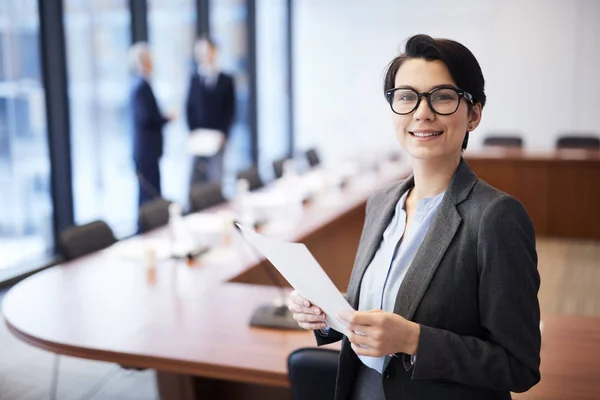 Taillenhoch Porträt Einer Lächelnden Jungen Geschäftsfrau Die Die Kamera Schaut — Stockfoto