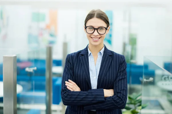 Waist Portrait Smiling Young Businesswoman Standing Arms Crossed Looking Camera — Stock Photo, Image