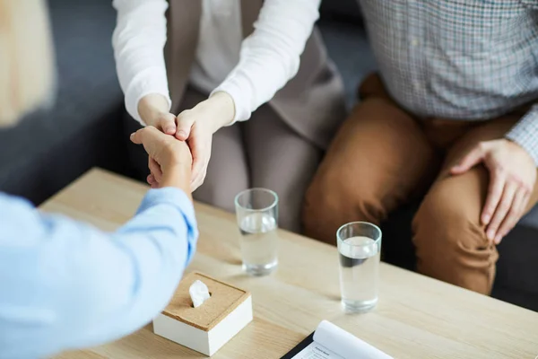 Dos Pacientes Jovens Apertando Mão Conselheiro Sobre Mesa Ser Grato — Fotografia de Stock