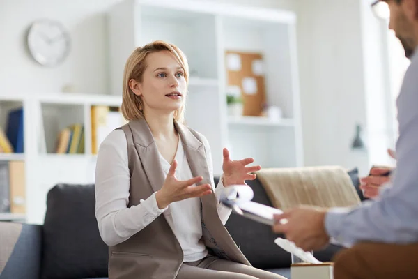 Young Female Patient Casualwear Explaining What Bothers Her Conversation Psychologist — Stock Photo, Image