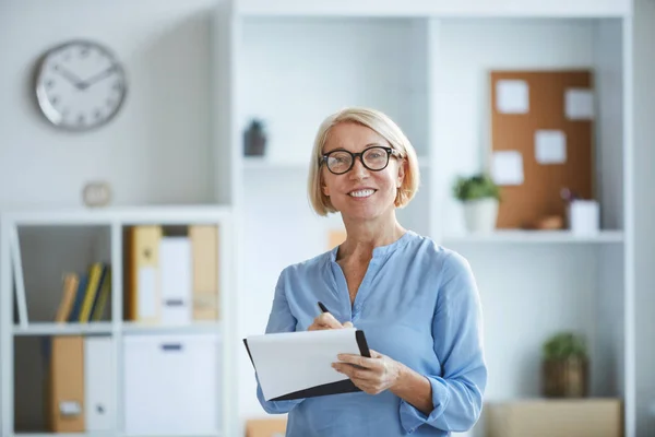 Felice Professionista Femminile Matura Con Documenti Che Prendono Appunti Mentre — Foto Stock