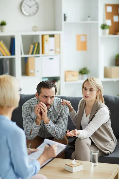 Blonde Jonge Vrouw Uitleggen Iets Aan Counselor Terwijl Zittend Bank — Stockfoto