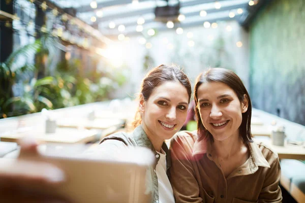 Mujer Joven Atractiva Positiva Sentada Cafetería Moderna Tomando Fotos Con —  Fotos de Stock