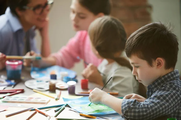 子供たちのグループとアートクラスで絵を描くかわいい男の子のサイドビューの肖像画 コピースペース — ストック写真