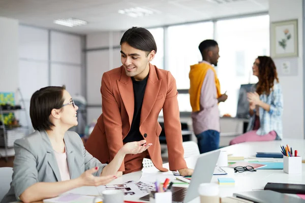 Retrato Equipo Negocios Multiétnicos Sonriendo Alegremente Mientras Disfruta Del Trabajo — Foto de Stock