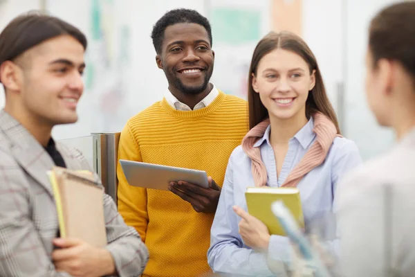 Grupo Estudantes Alegres Conversando Durante Pausa Faculdade — Fotografia de Stock