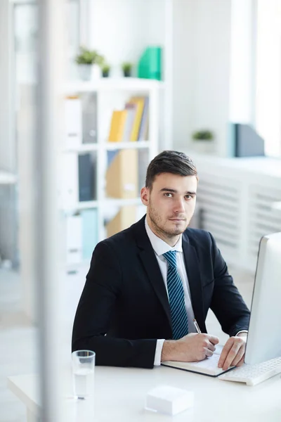 Joven Oficinista Contemporáneo Sentado Junto Escritorio Frente Computadora Escribiendo Plan — Foto de Stock