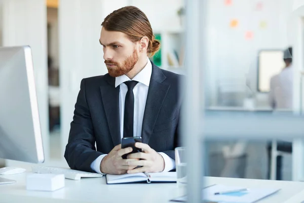 Empresario Serio Barbudo Ropa Formal Usando Teléfono Inteligente Mientras Está — Foto de Stock