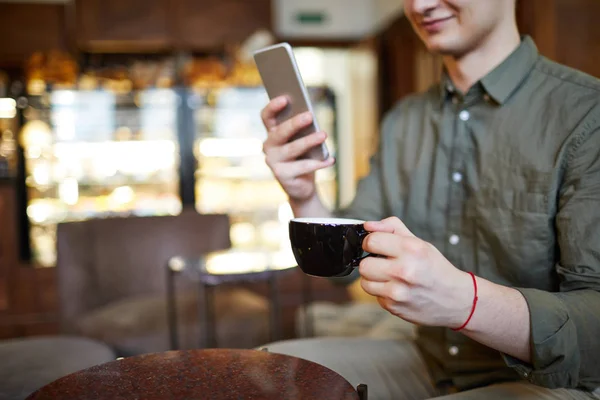 Νέοι Casual Άνθρωπος Φλιτζάνι Τσάι Καφέ Και Smartphone Κάνοντας Selfie — Φωτογραφία Αρχείου