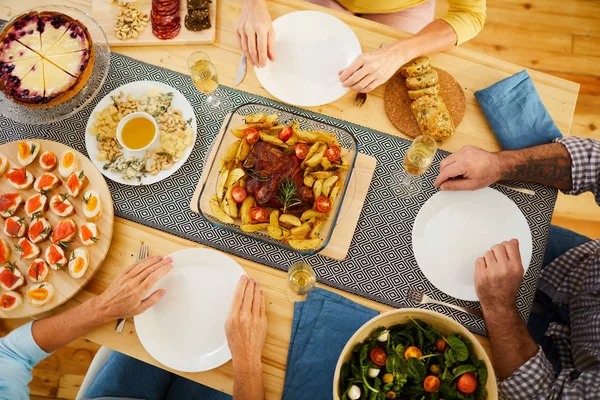 Jantar Saboroso Para Amigos Diretamente Acima Vista Pessoas Irreconhecíveis Sentadas — Fotografia de Stock