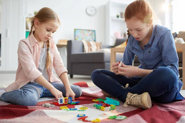 Volledige Lengte Portret Van Twee Zusters Spelen Met Puzzels Zittend — Stockfoto