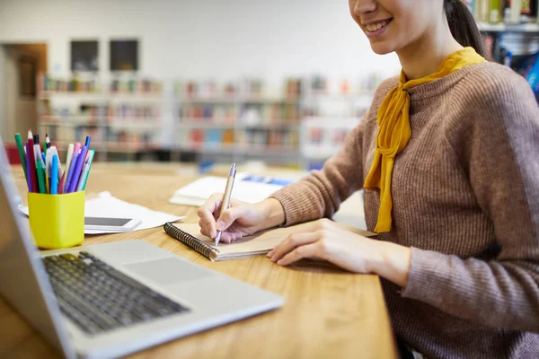 Fleißiges College Mädchen Freizeitkleidung Sitzt Schreibtisch Denkt Über Neue Kreative — Stockfoto