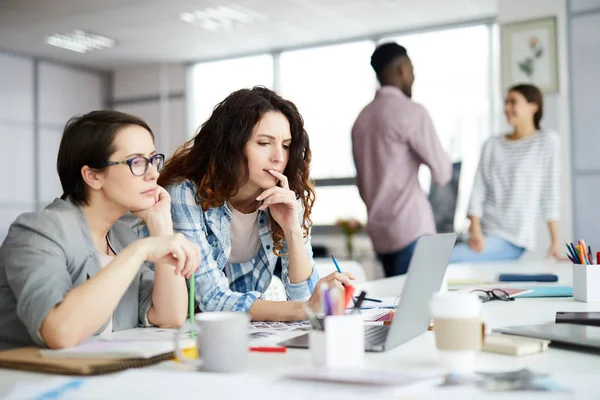 Ritratto Due Donne Contemporanee Che Utilizzano Computer Portatile Mentre Collaborano — Foto Stock