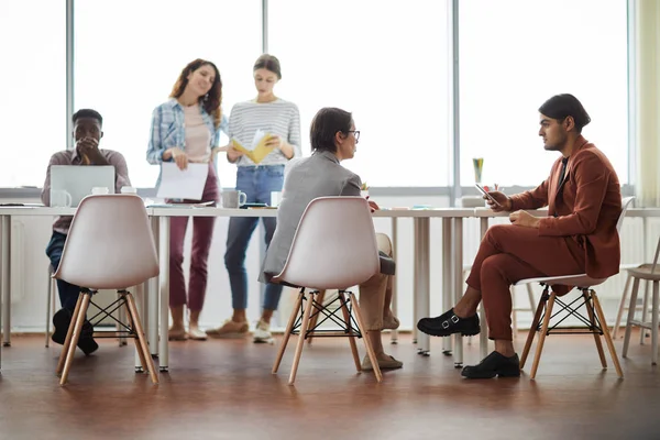 Mångsidig Grupp Samtida Affärsmänniskor Som Arbetar Vid Bordet Office Kopiera — Stockfoto