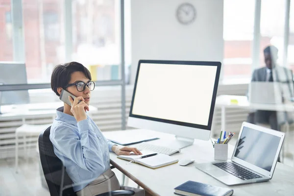 Young Secretary Manager Sitting Desk Front Computer Monitor Talking Client — Stock Photo, Image