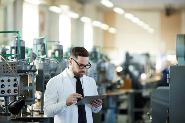 Ritratto Vita Bell Operaio Che Indossa Camice Laboratorio Utilizzando Tablet — Foto Stock