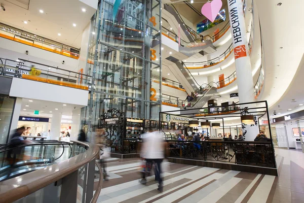 Moderna Köpcentrum Med Reklambanderoller Och Skyltar Skynda Människor Flyttar Över — Stockfoto