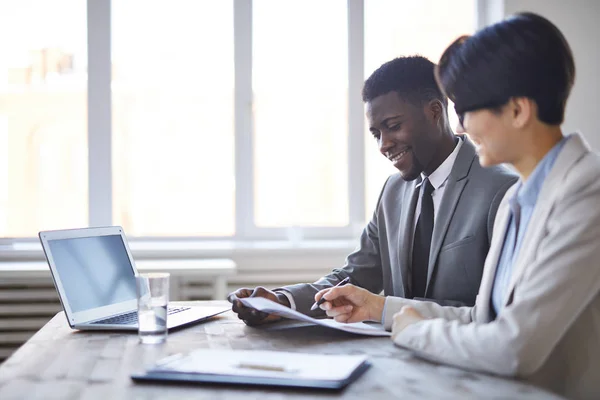 Dos Jóvenes Colegas Felices Ropa Formal Mirando Documento Financiero Mientras — Foto de Stock