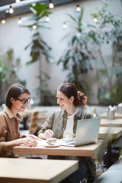 Alegres Empresarias Emocionadas Camisas Casuales Sentadas Mesa Una Cafetería Moderna — Foto de Stock