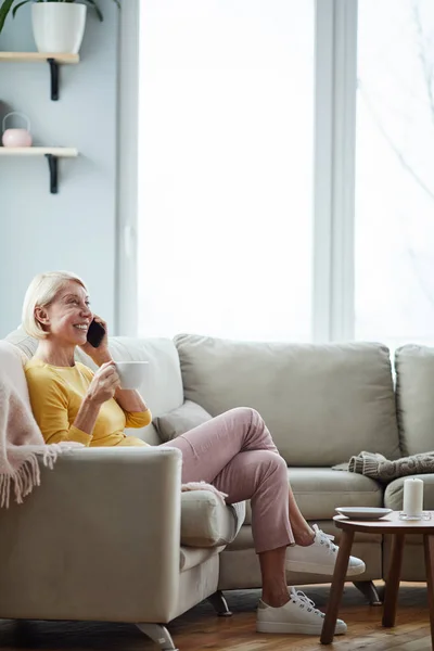 Glad Självsäker Mogen Blond Haired Kvinna Casual Kläder Sitter Bekväm — Stockfoto