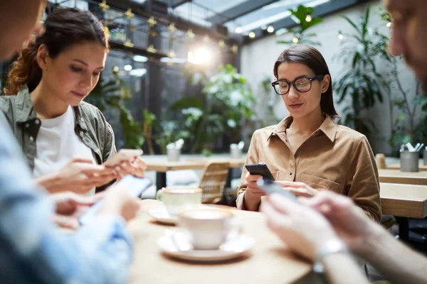 Reunión Amigos Adictos Los Gadgets Jóvenes Serios Concentrados Sentados Mesa —  Fotos de Stock