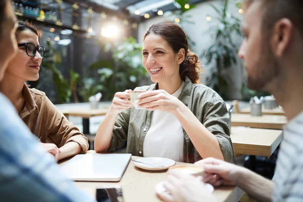 Feliz Emocionado Jóvenes Amigos Sentados Mesa Cafetería Moderna Riendo Mientras — Foto de Stock