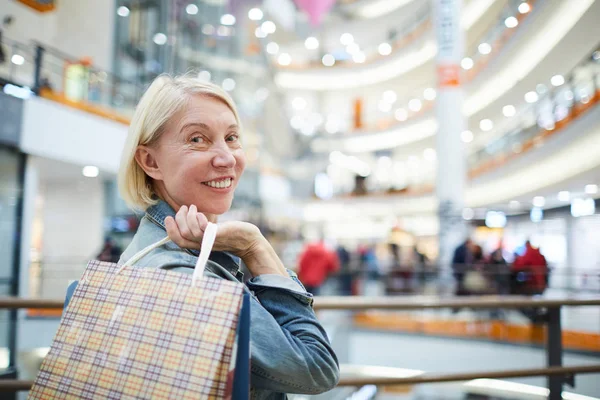 Positieve Zelfverzekerde Aantrekkelijke Rijpe Dame Met Kort Blond Haar Staande — Stockfoto