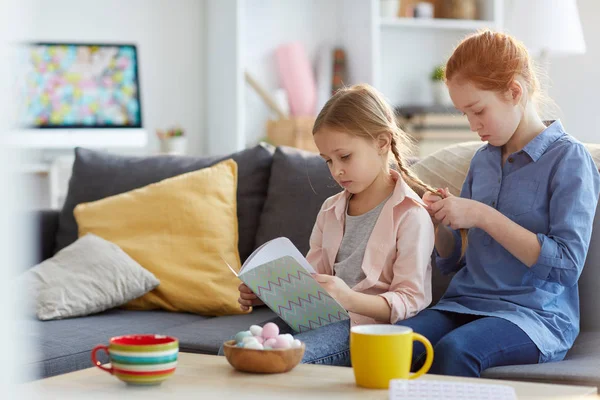 Portret Van Twee Zusters Vlechten Haar Genieten Van Vrije Tijd — Stockfoto