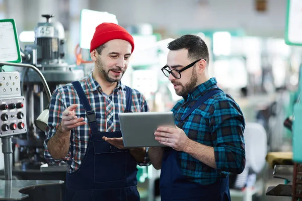 Ritratto Vita Due Operai Che Utilizzano Tablet Digitale Officina — Foto Stock