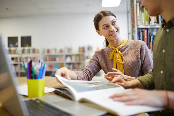 Feliz Joven Estudiante Elegante Casual Discutiendo Libro Con Compañero Grupo — Foto de Stock