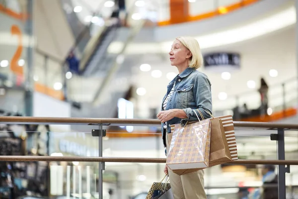 Ernstige Verloren Volwassen Vrouw Met Blond Haar Staande Grote Winkelcentrum — Stockfoto