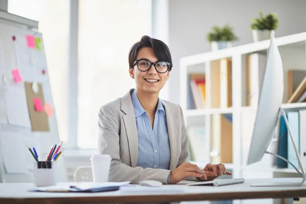 Young Successful Female Analyst Toothy Smile Looking Camera While Sitting — Stock Photo, Image