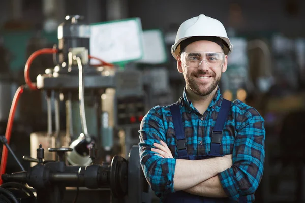 Midja Upp Porträtt Skäggiga Fabriks Arbetare Klädd Hardhat Tittar Kameran — Stockfoto