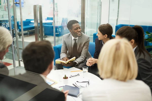 Multiethnisches Team Von Geschäftsleuten Diskutiert Projekt Während Der Besprechung Schuss — Stockfoto