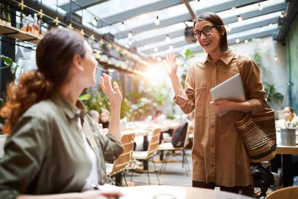 Alegres Mujeres Jóvenes Excitadas Saludándose Con Las Manos Cafetería Encuentran —  Fotos de Stock