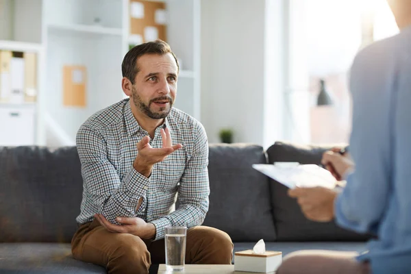 Patient Professionell Psykolog Förklara Sitt Problem Sessionen Sittande Soffan Framför — Stockfoto