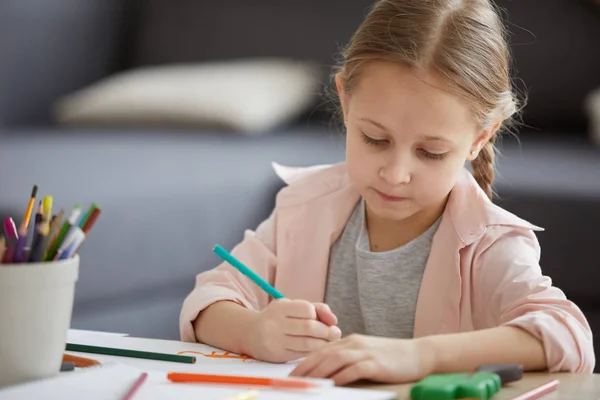 Portret Van Schattige Kleine Meisje Tekening Foto Zittend Aan Tafel — Stockfoto