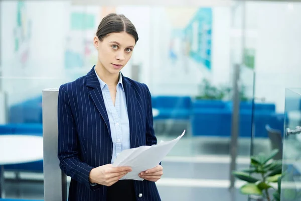 Taille Hoch Porträt Der Jungen Geschäftsfrau Mit Dokumenten Die Die — Stockfoto