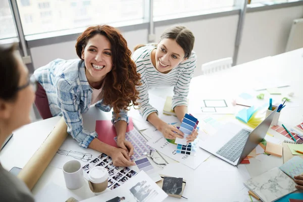 Retrato Dois Designers Contemporâneos Sorrindo Alegremente Discutir Ideias Com Equipe — Fotografia de Stock