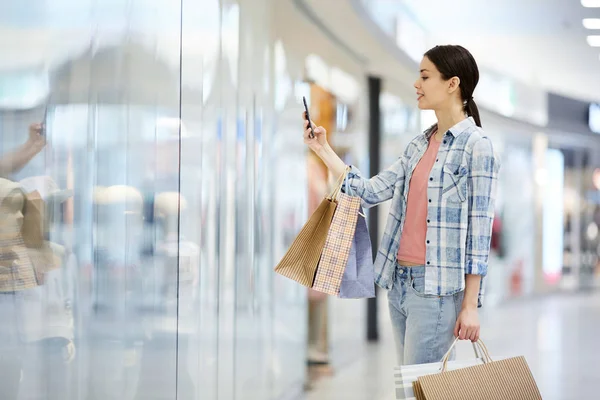 Conteúdo Atraente Jovem Com Rabo Pônei Segurando Sacos Compras Fotografando — Fotografia de Stock