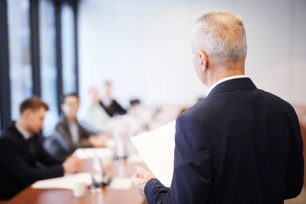 Retrato Vista Trasera Del Hombre Negocios Sénior Dando Discurso Sala — Foto de Stock