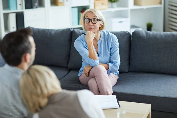 Säker Mogen Psykolog Smart Casual Sitter Soffan Framför Unga Oroliga — Stockfoto