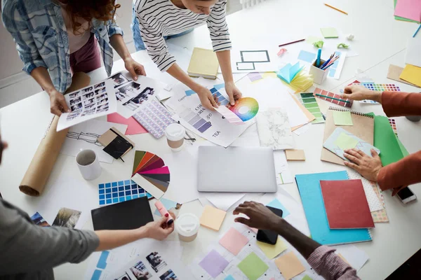 High Winkel Nahaufnahme Kreativer Geschäftsteams Brainstorming Design Ideen Über Tisch — Stockfoto