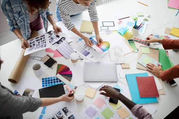 Fecho Alto Ângulo Equipe Negócios Criativa Brainstorming Ideias Design Sobre — Fotografia de Stock