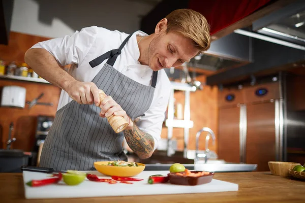 Restoran Mutfakta Yemek Yaparken Yakışıklı Profesyonel Şef Tuzlama Çanak Portresi — Stok fotoğraf
