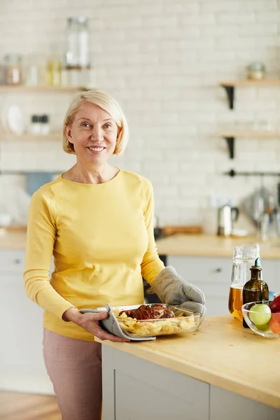 Leende Vacker Mogen Kvinna Med Blont Hår Nöjda Med Hennes — Stockfoto