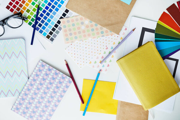 Топовый фон симпатичных разноцветных канцелярских принадлежностей на рабочем месте, пространство для копирования
