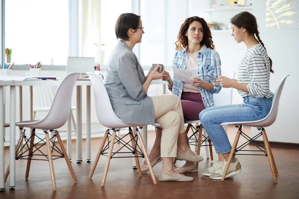 現代のオフィスのテーブルに座って仕事のアイデアを議論する現代女性のグループ コピースペース — ストック写真